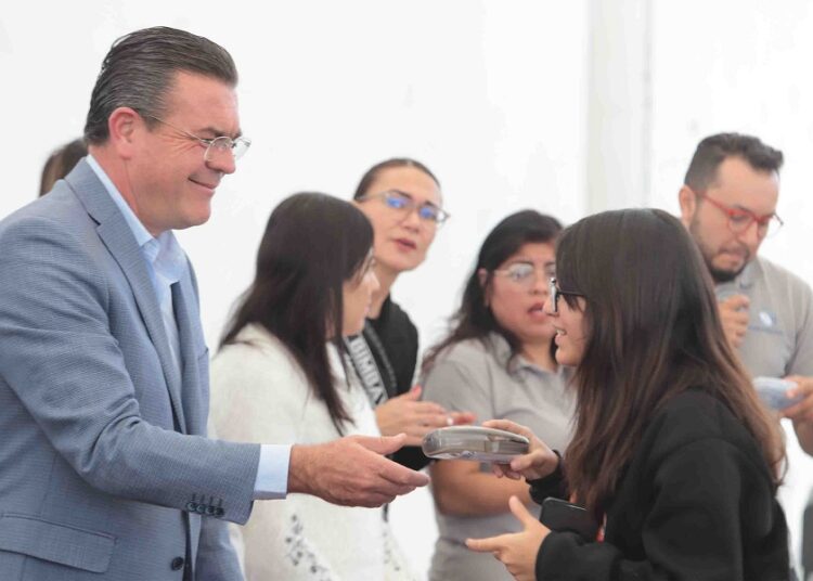 Sedif beneficia a 149 menores con entrega de lentes