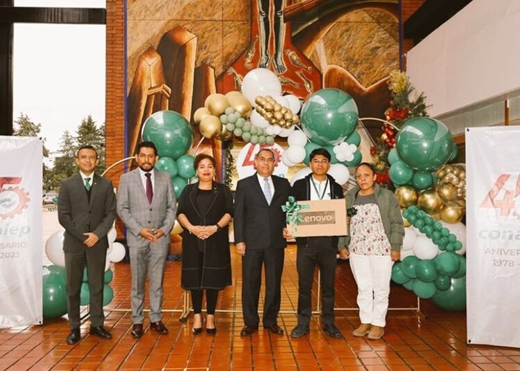 Alumno Conalep Puebla gana concurso nacional al componer el himno institucional