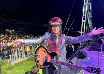 Video: Alex Lora da su mal paso y cae en escenario