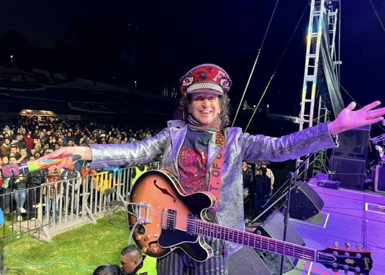Video: Alex Lora da su mal paso y cae en escenario