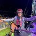 Video: Alex Lora da su mal paso y cae en escenario