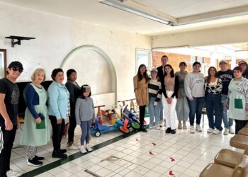 Alumnos de Anáhuac Puebla donan juguetes creados en Laboratorio de Fabricación Digital