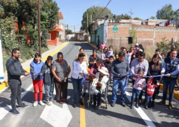 Inaugura Paola Angón calle en San Cosme Texintla