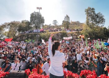 En Puebla, Sheinbaum camina junto a Armenta y 50 mil personas