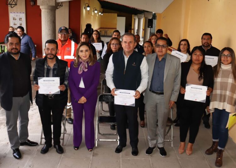 Angon reconoce a servidores públicos