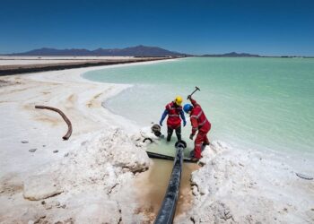 Bolivia y Rusia firman contrato para extracción de litio