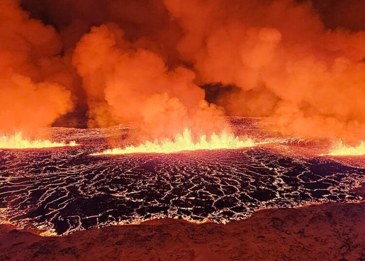 Islandia, en estado de emergencia por erupción y terremotos