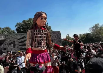Amal, la niña que camina por el mundo buscando a su madre