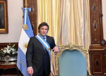 Milei anuncia duros recortes en su ascensión a la presidencia de Argentina