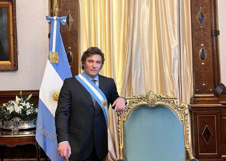 Milei anuncia duros recortes en su ascensión a la presidencia de Argentina