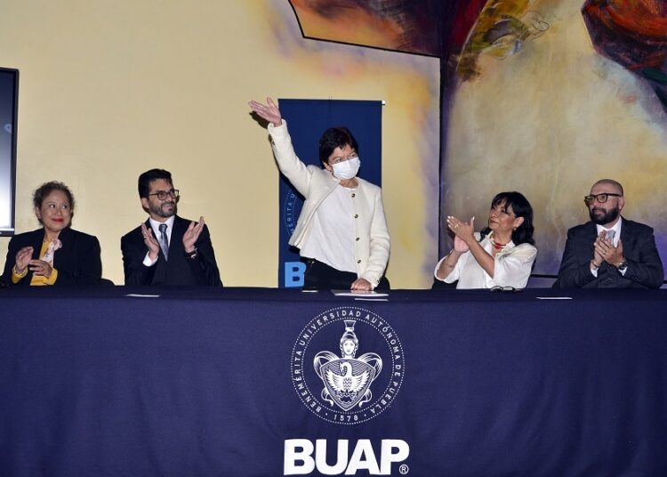 Lilia Cedillo reconoce trabajo de Facultad de Psicología