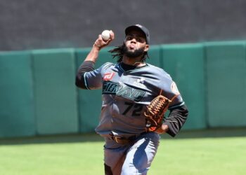 Pericos refuerza el montículo con Antonio Santos