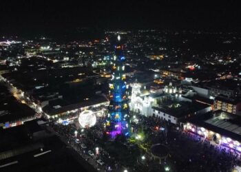 Así se celebra la 27 Feria Nacional del Árbol y la Esfera en Chignahuapan