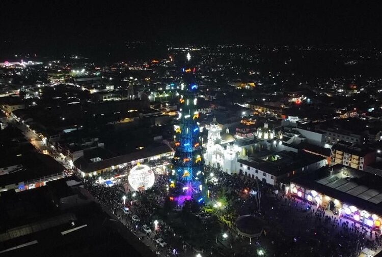 Así se celebra la 27 Feria Nacional del Árbol y la Esfera en Chignahuapan