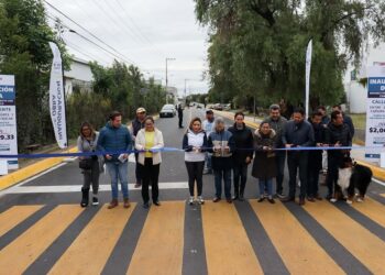 Paola Angon entrega pavimentación de la 38 oriente