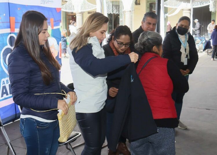 Paola Angon y María de la Barreda entregan chamarras «Abraza un abue»