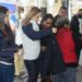Paola Angon y María de la Barreda entregan chamarras «Abraza un abue»