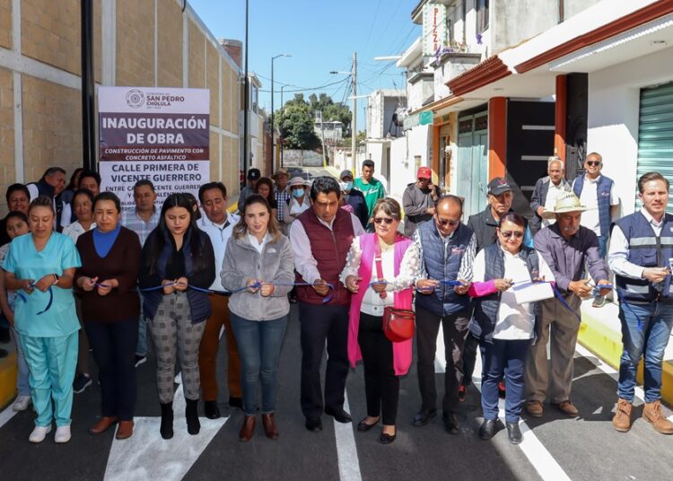 Paola Angon entrega pavimentación en Momoxpan