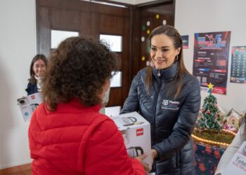 SMDIF dona incentivos para hijos de policías municipales