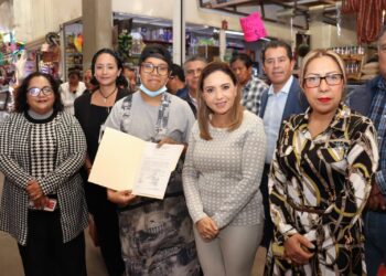 Paola Angón continúa respaldando a comerciantes del tianguis de Mixquitla