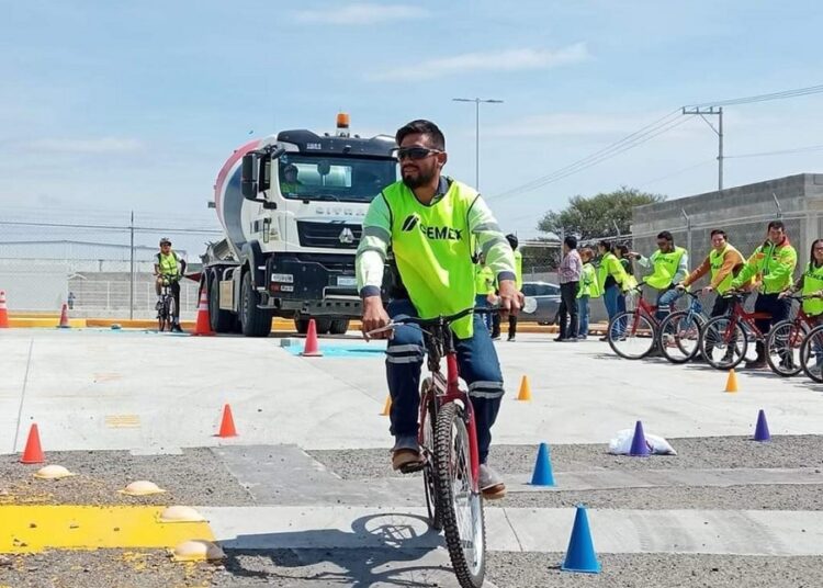 Capacitan a operadores de camiones en biciescuelas