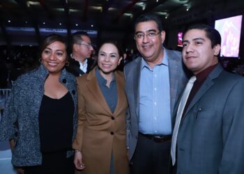 Sergio Céspedes y Gaby Bonilla encabezan convivio navideño con trabajadores del Gobierno