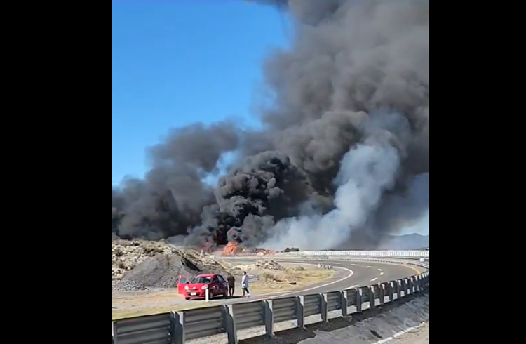 Ya fue controlado incendio de pipa de diésel en autopista Puebla-Orizaba
