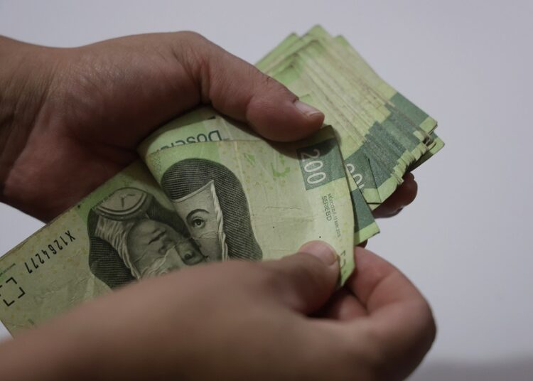 Infonavit pide a trabajadores convertir sus créditos a pesos