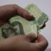 Infonavit pide a trabajadores convertir sus créditos a pesos