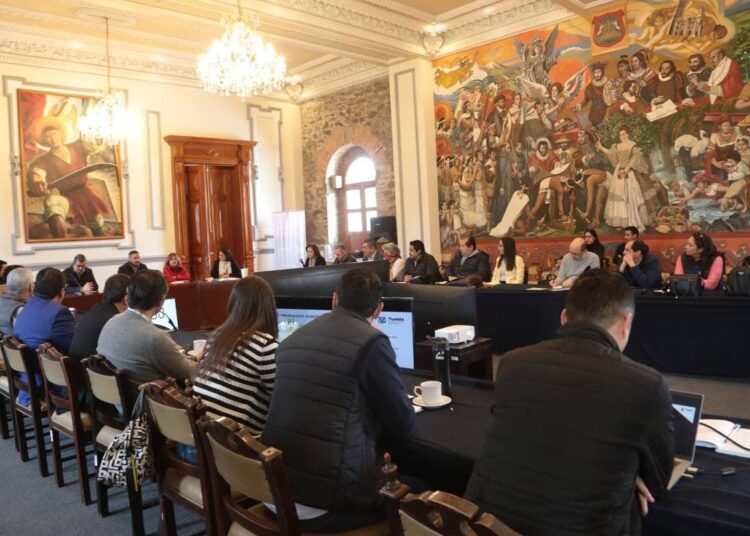 Adán Domínguez sostiene reunión con gabinete municipal