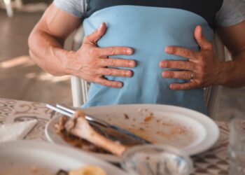 Salud confirma intoxicación masiva en banquete