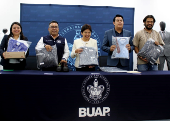 Rectora BUAP entrega uniformes a personal administrativo y académico