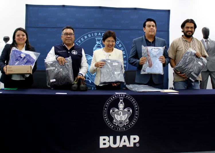 Rectora BUAP entrega uniformes a personal administrativo y académico