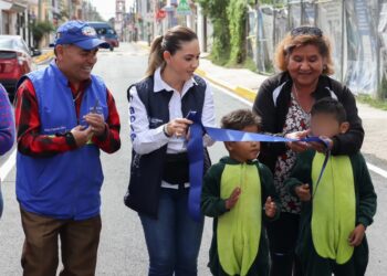 Paola Angón entrega obras en Santiago Mixquitla