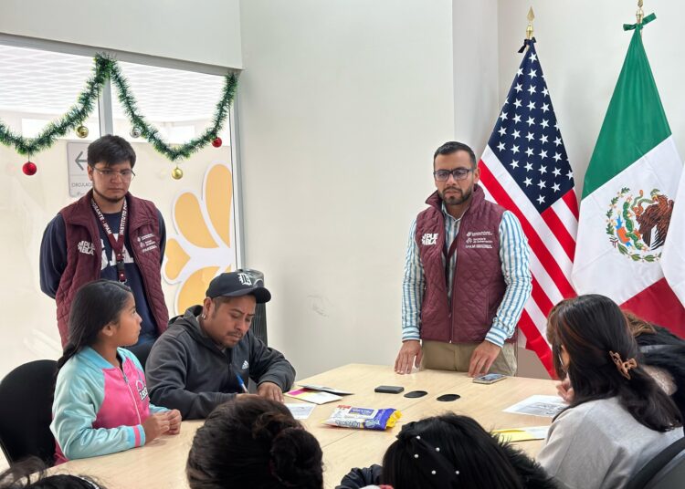 Gobierno estatal entrega pasaportes americanos a niños y jóvenes binacionales