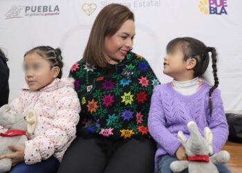 Gaby Bonilla encabeza encendido de 8 aparatos cocleares