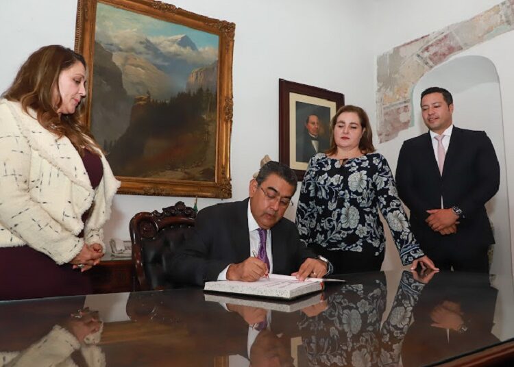 Sergio Salomón presenta iniciativa para reformar Ley del Notariado