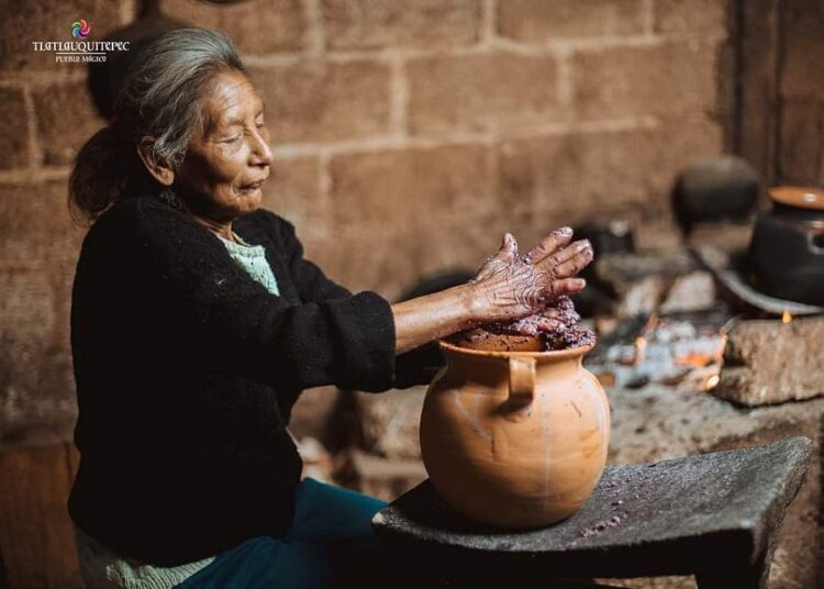 ¿Qué tanto sabes de gastronomía poblana? Conoce el atole negro de Puebla