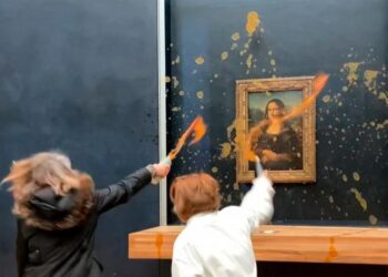 Activistas arrojan sopa a la Mona Lisa en el Louvre