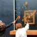 Activistas arrojan sopa a la Mona Lisa en el Louvre