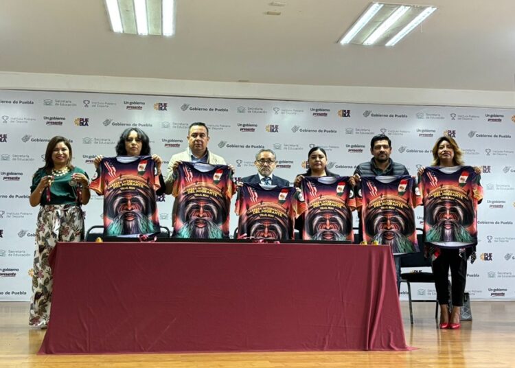 Presentan playera y medalla de carrera internacional del migrante ‘Desafío Cerro de los Dioses’
