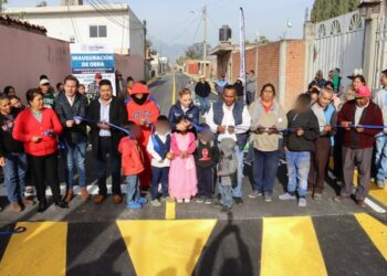 Paola Angon inaugura 2 calles más en Zacapechpan
