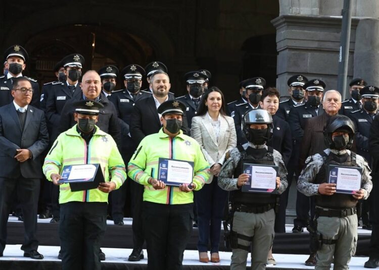 Ayuntamiento reconoce a 4 policías municipales que detuvieron a asaltantes