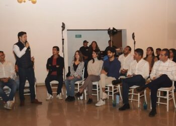 Universitarios hablan con Eduardo Rivera y Mario Riestra
