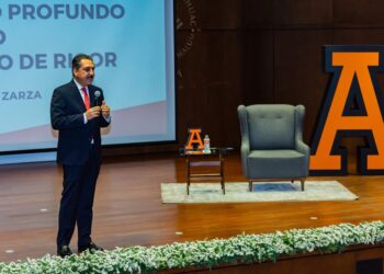 Jorge Zarza inspira a estudiantes de Anáhuac con cátedra «Periodismo de Rigor»