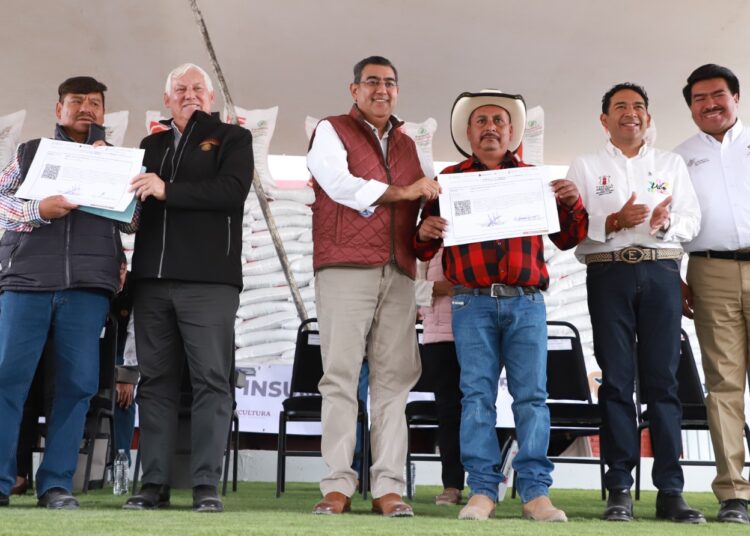 Sergio Salomón y federación entregan fertilizante en Tepeaca