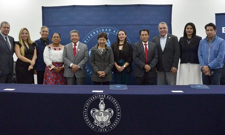 BUAP y Universidad Fuerza Migrante firman convenio