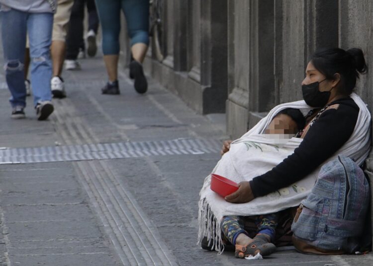 Disminuye población en situación de pobreza de 62.4 a 54%
