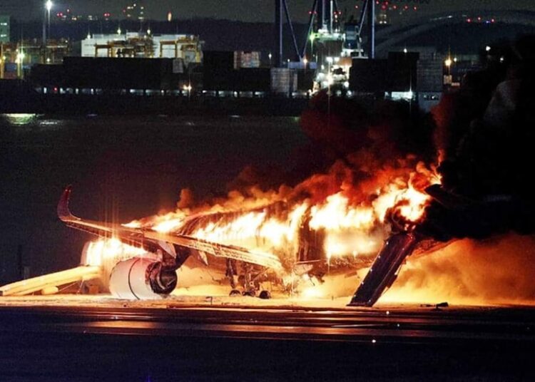 Video: Avión choca y deja 5 muertos en Japón