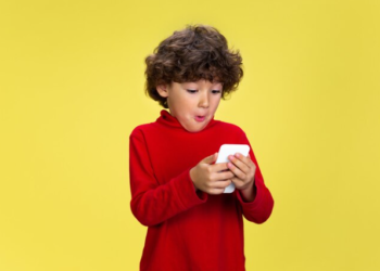 ¿A qué edad es conveniente tener el primer celular?